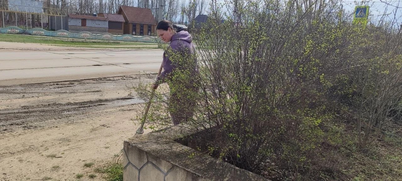 Коллектив сельского клуба села Геническая Горка внёс свой вклад в благоустройство родного села