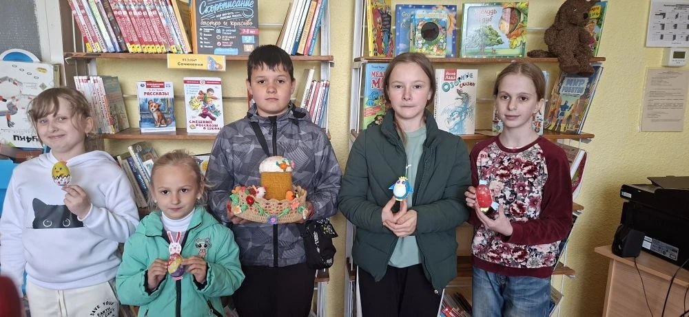 В Приморской библиотеке научили читателей украшать пасхальные яйца