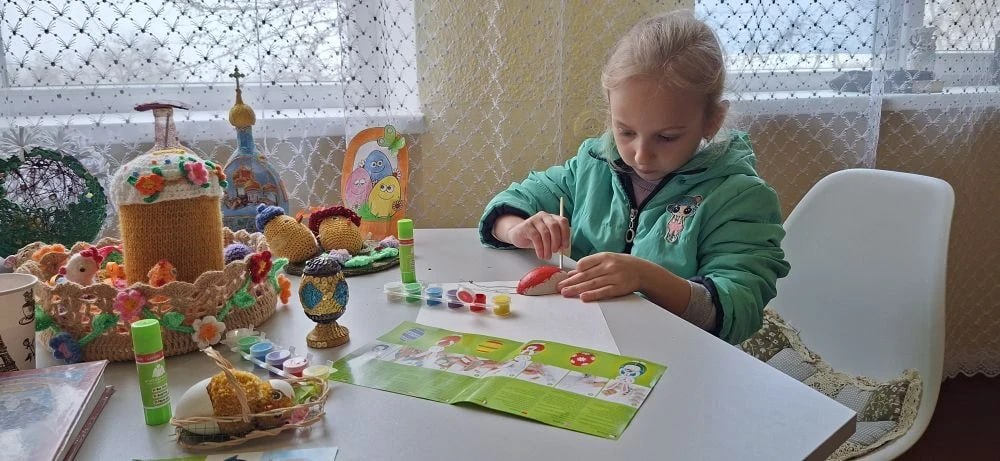 В Приморской библиотеке научили читателей украшать пасхальные яйца В Приморской библиотеке научили читателей украшать пасхальные яйца