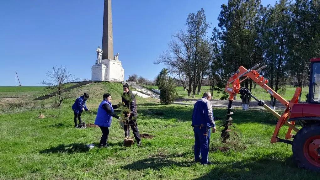 В Херсонской области продолжают благоустраивать памятники героям войны в рамках акции «Забота и уход» В Херсонской области продолжают благоустраивать памятники героям войны в рамках акции «Забота и уход»