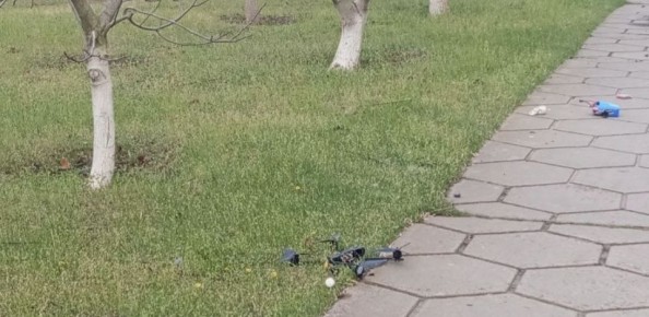 Павел Филипчук: Малокаховка. Сейчас.. Возле здания сельской администрации упал украинский дрон со взрывчаткой. На место вызвали саперов. Специалисты уже обезвредили опасный аппарат