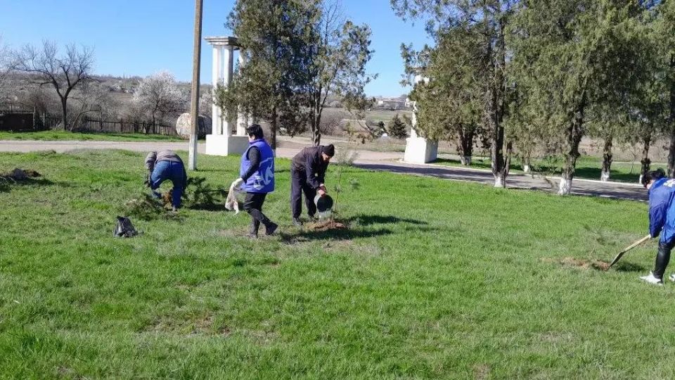 В Херсонской области продолжают благоустраивать памятники героям войны в рамках акции «Забота и уход» В Херсонской области продолжают благоустраивать памятники героям войны в рамках акции «Забота и уход»