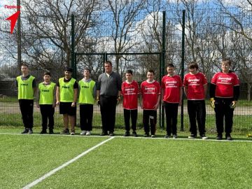 Первые Чаплинской школы № 2 провели матч по мини-футболу ко Дню здоровья