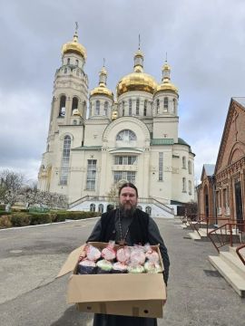 Пасхальный конвой под броней: крымская митрополия привезла куличи на передовую