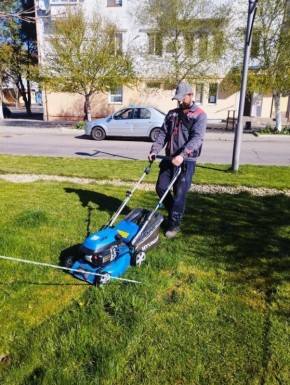 Коммунальные работники Каховки каждое утро выходят на улицы, чтобы поддерживать чистоту и благоустройство города