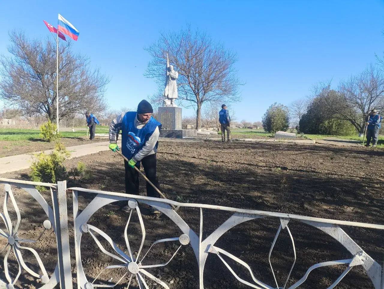 В Херсонской области продолжают благоустраивать памятники героям войны в рамках акции «Забота и уход»