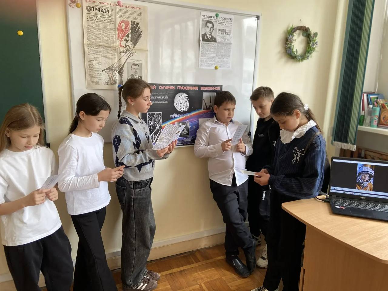 Студентка ХГПУ проводит урок о достижениях в освоении космоса для учеников детского юношеского творчества Студентка ХГПУ проводит урок о достижениях в освоении космоса для учеников детского юношеского творчества