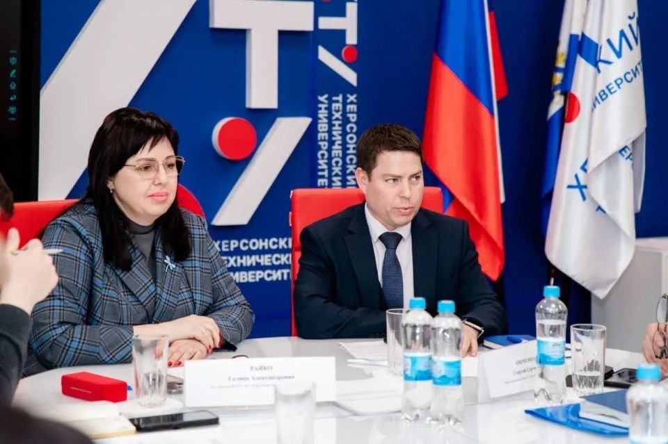 Кадры для стройки: в ХТУ обсудили будущее промышленности Херсонской области Кадры для стройки: в ХТУ обсудили будущее промышленности Херсонской области