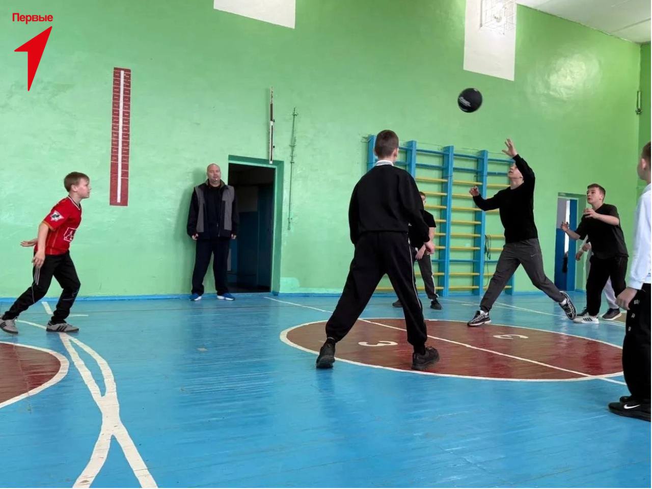 Первые Чаплинской школы № 2 провели баскетбольный матч ко Дню здоровья