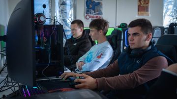 В День космонавтики в Геническе прошел мастер-класс по управлению FPV-дронами для молодежи