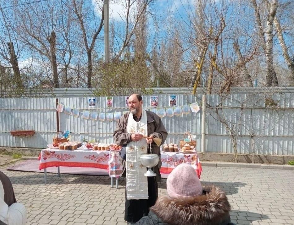 Священнослужитель поздравил подопечных Каховского гериатрического пансионата с Пасхой Священнослужитель поздравил подопечных Каховского гериатрического пансионата с Пасхой