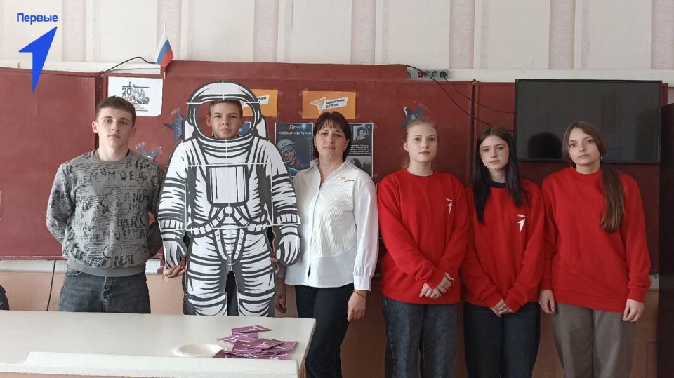 Первые Новопокровской школы сыграли в «Крокодила» на космической орбите Первые Новопокровской школы сыграли в «Крокодила» на космической орбите