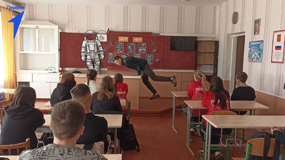 Первые Новопокровской школы сыграли в «Крокодила» на космической орбите Первые Новопокровской школы сыграли в «Крокодила» на космической орбите