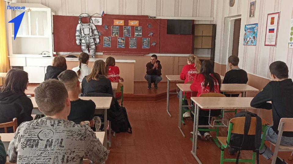 Первые Новопокровской школы сыграли в «Крокодила» на космической орбите Первые Новопокровской школы сыграли в «Крокодила» на космической орбите