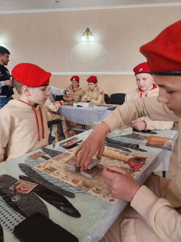 Юнармейцы отряда «Соколы» Каховского округа приняли участие в настольной игре «Путь к свободе: Херсон» Юнармейцы отряда «Соколы» Каховского округа приняли участие в настольной игре «Путь к свободе: Херсон»