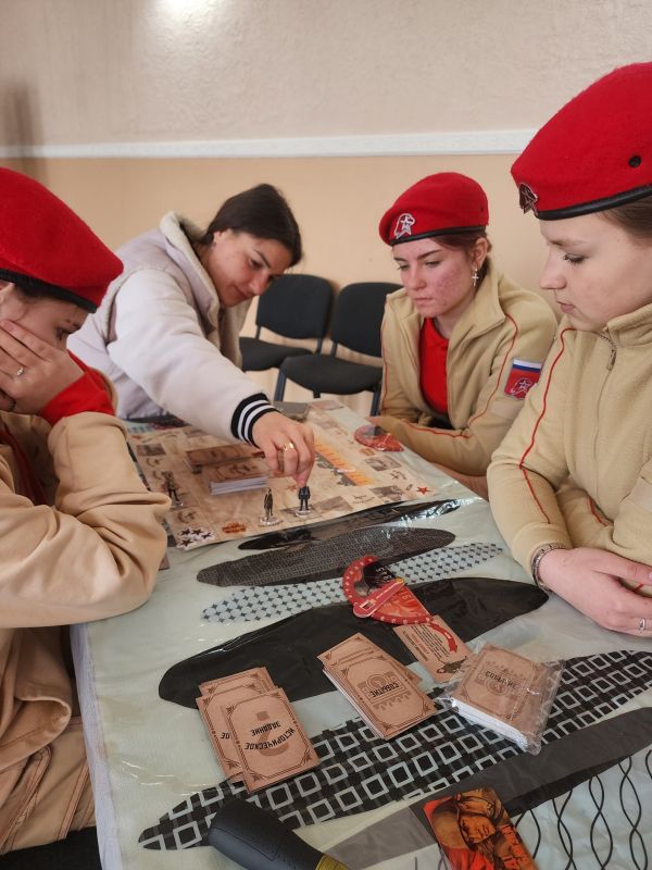 Юнармейцы отряда «Соколы» Каховского округа приняли участие в настольной игре «Путь к свободе: Херсон» Юнармейцы отряда «Соколы» Каховского округа приняли участие в настольной игре «Путь к свободе: Херсон»