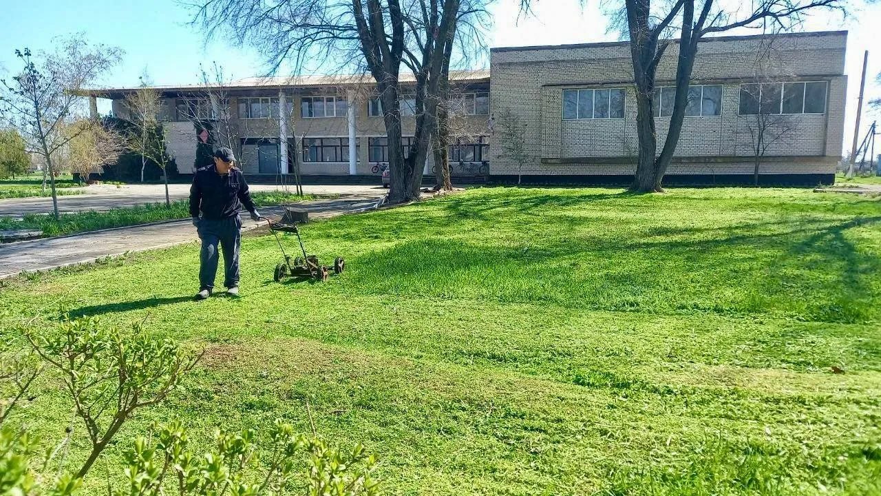Весенние заботы: в Приморском СДК привели в порядок территорию и здание Весенние заботы: в Приморском СДК привели в порядок территорию и здание