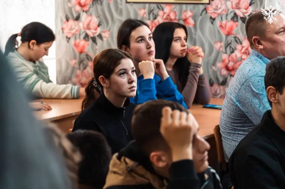 В Геническом и Новотроицком округах прошли встречи программы «Проводники смыслов» В Геническом и Новотроицком округах прошли встречи программы «Проводники смыслов»