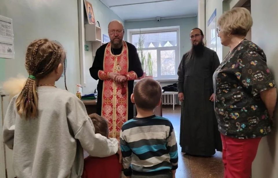 В Светлый Понедельник епископ Скадовский и Алешкинский посетил детское отделение Скадовской ЦРБ В Светлый Понедельник епископ Скадовский и Алешкинский посетил детское отделение Скадовской ЦРБ