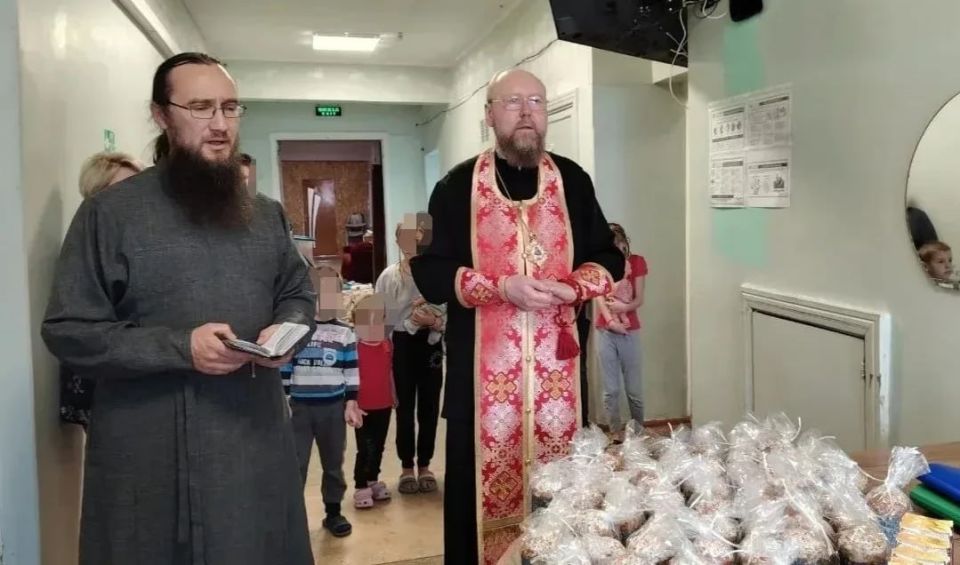 В Светлый Понедельник епископ Скадовский и Алешкинский посетил детское отделение Скадовской ЦРБ В Светлый Понедельник епископ Скадовский и Алешкинский посетил детское отделение Скадовской ЦРБ
