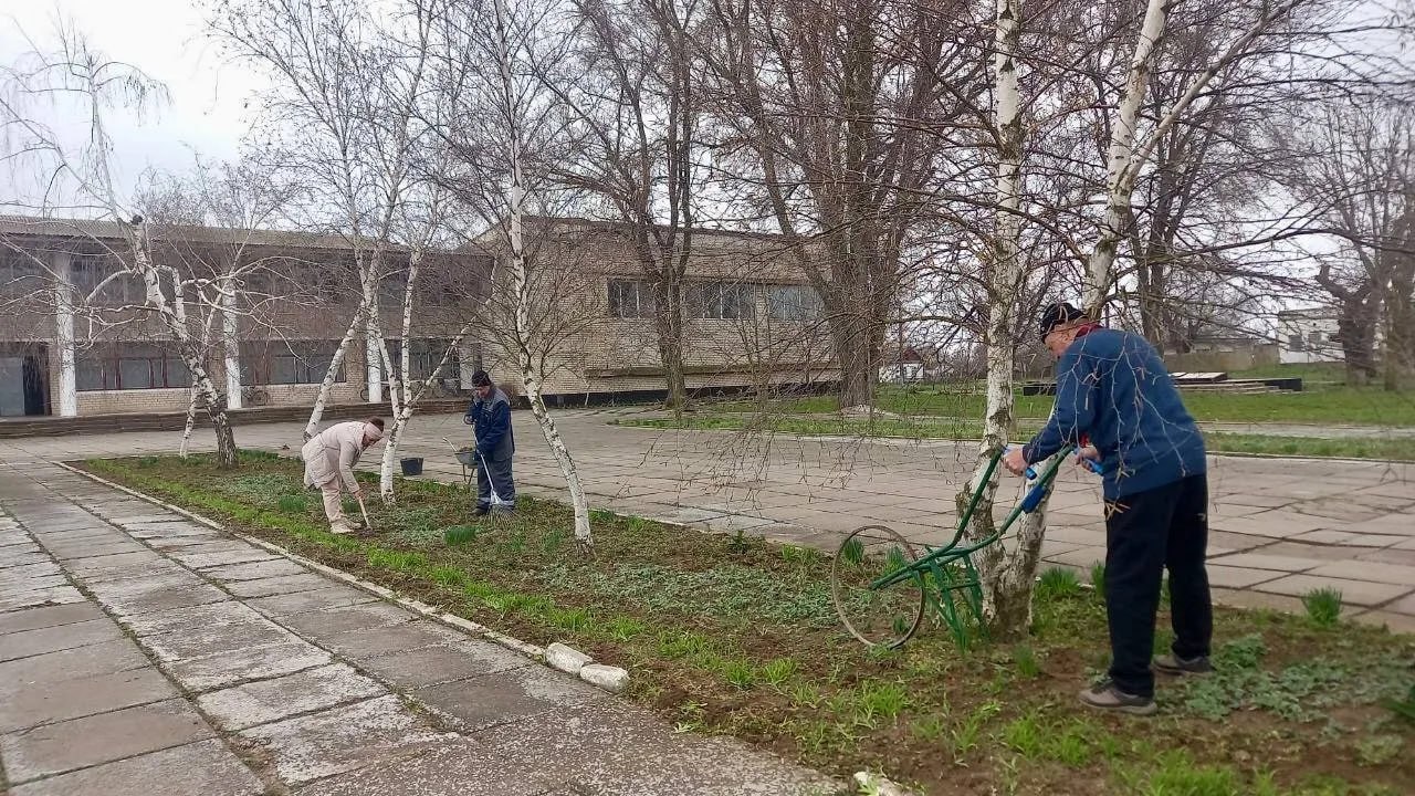 Весенние заботы: в Приморском СДК привели в порядок территорию и здание Весенние заботы: в Приморском СДК привели в порядок территорию и здание