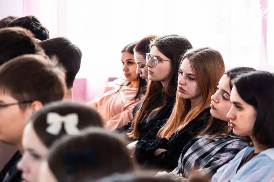 В Геническом и Новотроицком округах прошли встречи программы «Проводники смыслов» В Геническом и Новотроицком округах прошли встречи программы «Проводники смыслов»