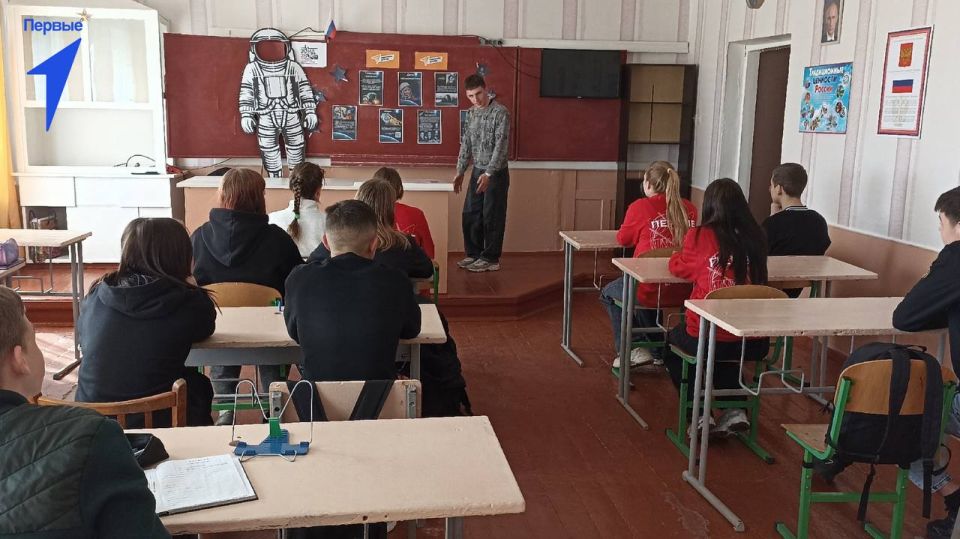 Первые Новопокровской школы сыграли в «Крокодила» на космической орбите Первые Новопокровской школы сыграли в «Крокодила» на космической орбите