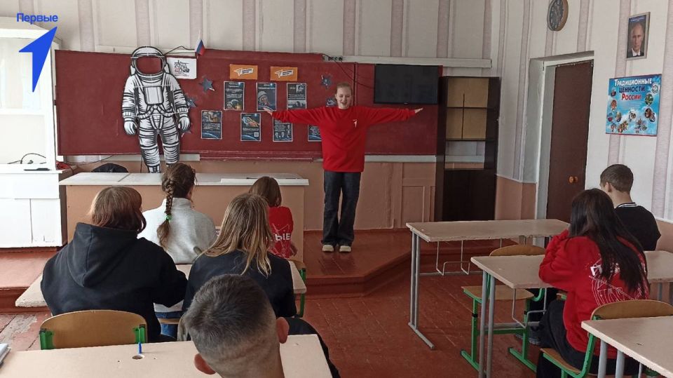 Первые Новопокровской школы сыграли в «Крокодила» на космической орбите Первые Новопокровской школы сыграли в «Крокодила» на космической орбите