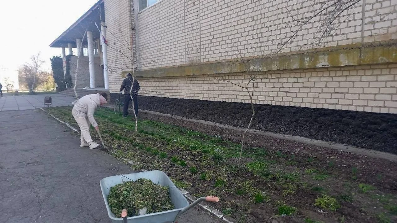 Весенние заботы: в Приморском СДК привели в порядок территорию и здание Весенние заботы: в Приморском СДК привели в порядок территорию и здание
