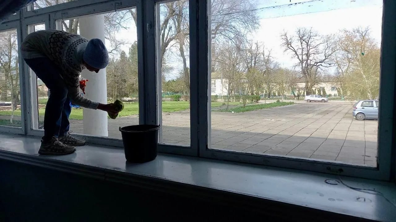 Весенние заботы: в Приморском СДК привели в порядок территорию и здание