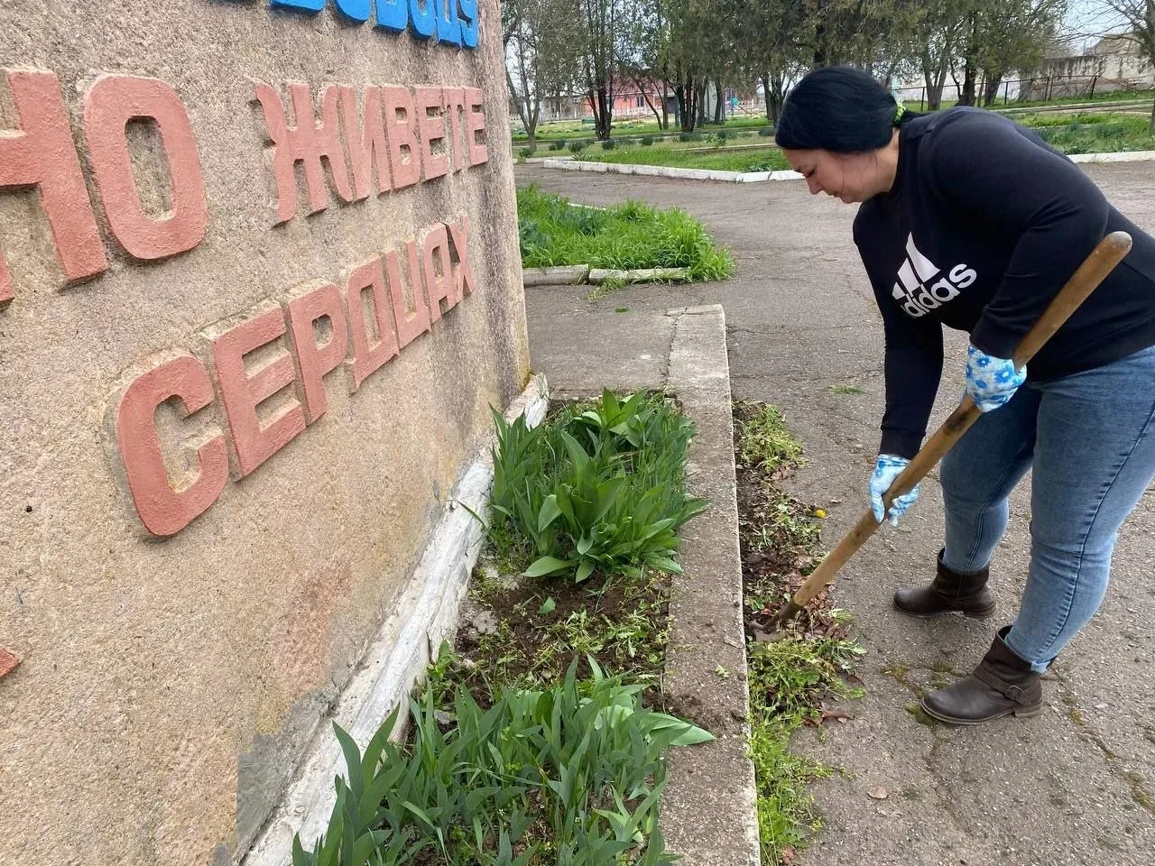 В селе Новокаменка прошел весенний субботник у мемориала воинской славы В селе Новокаменка прошел весенний субботник у мемориала воинской славы