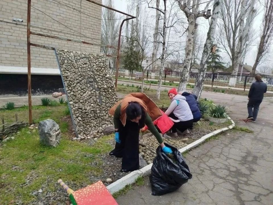 Месячник благоустройства в Скадовской школе Месячник благоустройства в Скадовской школе