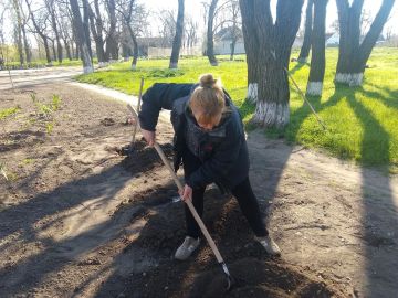 Активисты села Сергиевка высадили саженцы в сельском парке