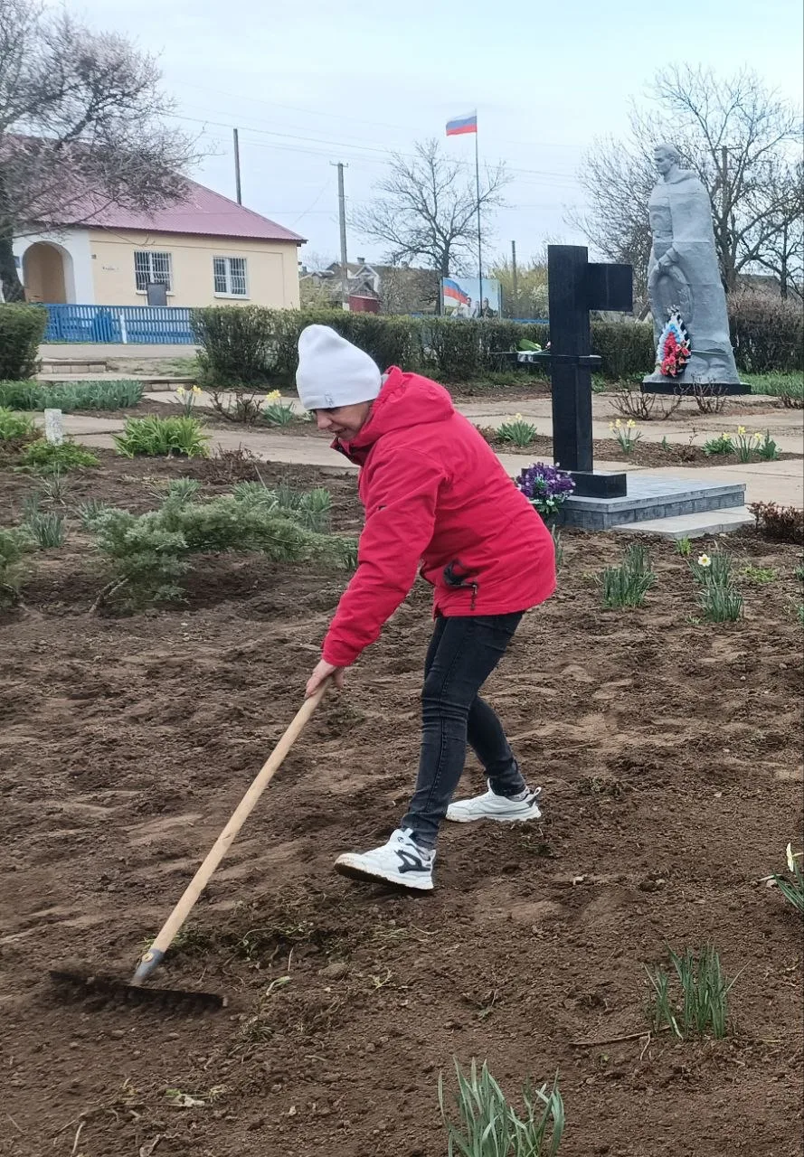 Работники культуры села Богдановка провели уборку у памятника погибшему земляку, герою специальной военной операции Работники культуры села Богдановка провели уборку у памятника погибшему земляку, герою специальной военной операции