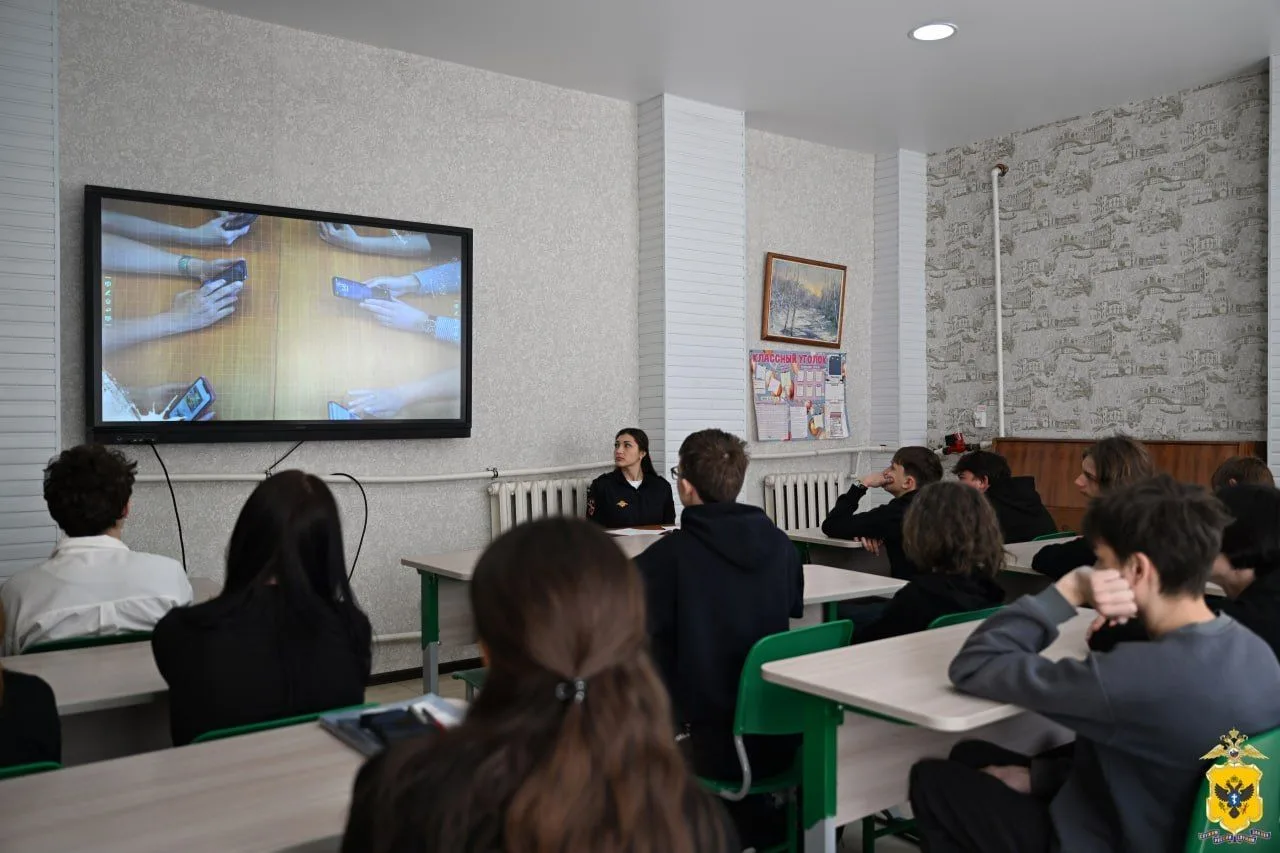 В Херсонской области полицейские рассказали школьникам о кибербезопасности