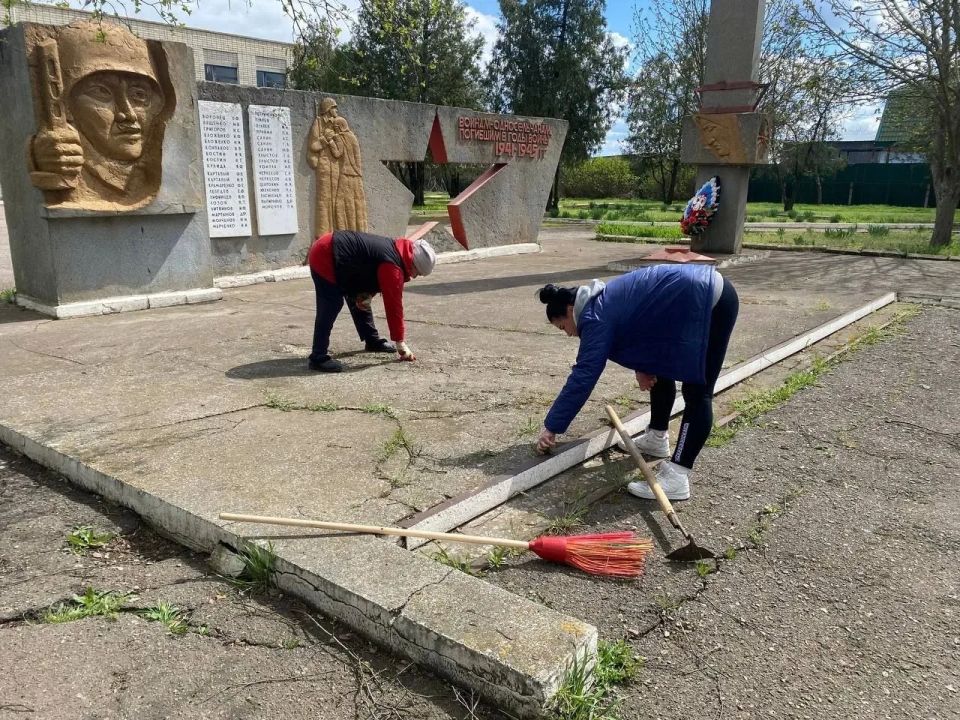 В селе Новокаменка прошел весенний субботник у мемориала воинской славы В селе Новокаменка прошел весенний субботник у мемориала воинской славы