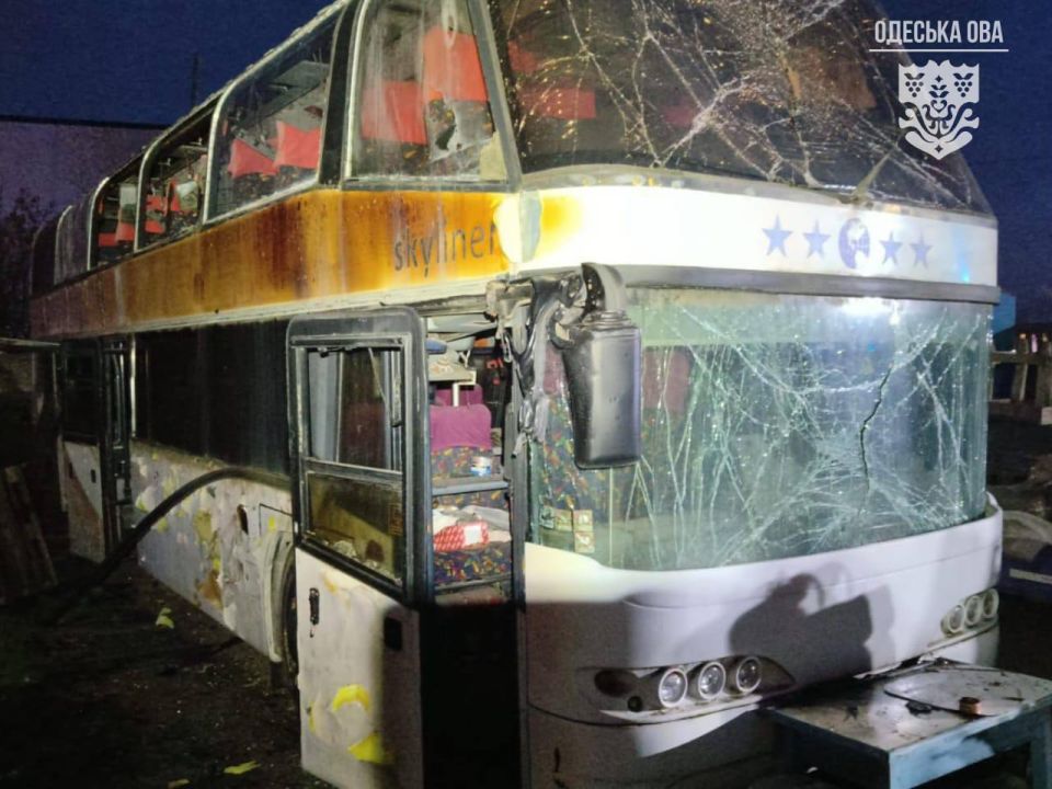Ночью ударили по порту в Измаиле, повреждены гражданское судно под флагом Панамы, причал, баржа Ночью ударили по порту в Измаиле, повреждены гражданское судно под флагом Панамы, причал, баржа