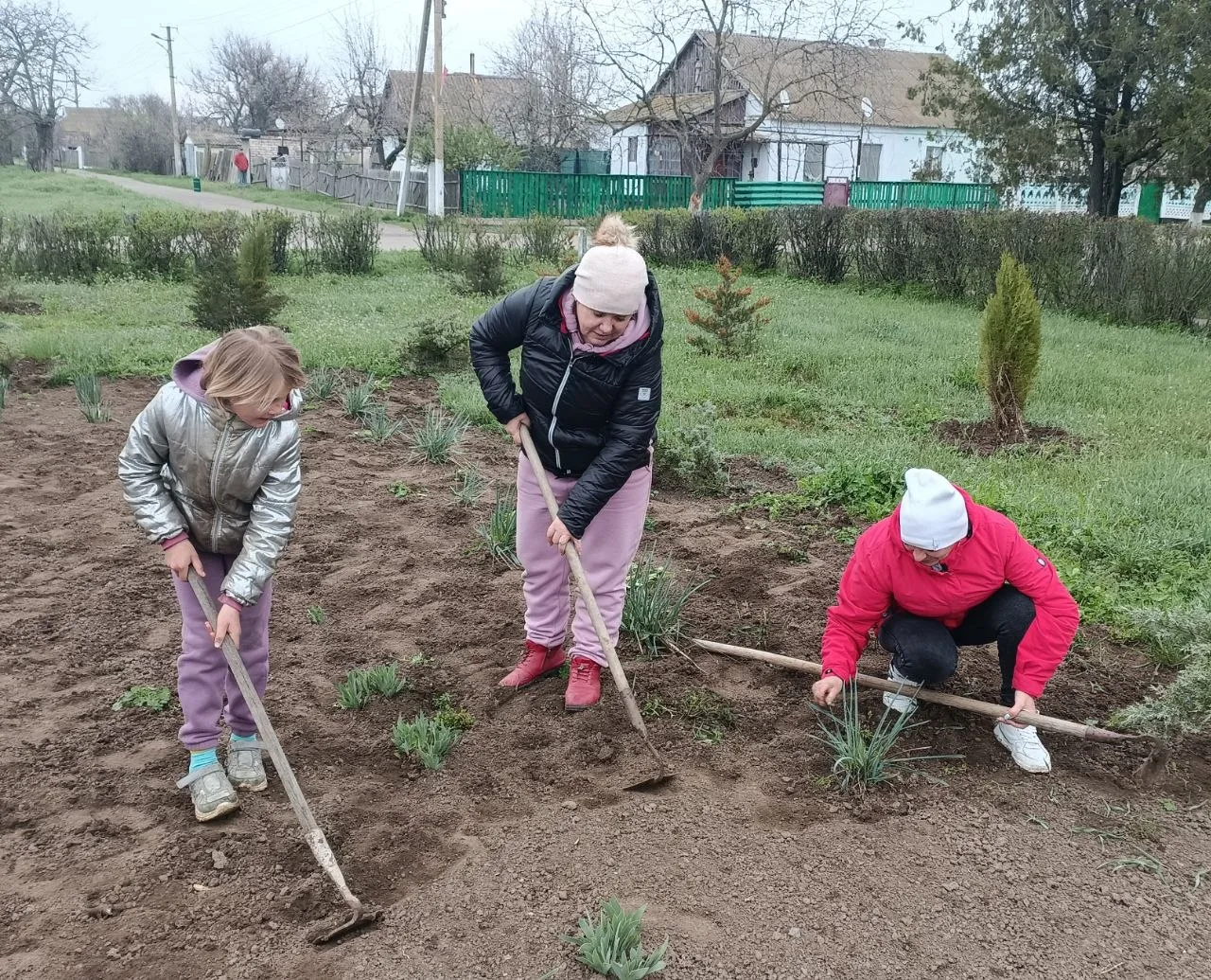 Работники культуры села Богдановка провели уборку у памятника погибшему земляку, герою специальной военной операции Работники культуры села Богдановка провели уборку у памятника погибшему земляку, герою специальной военной операции