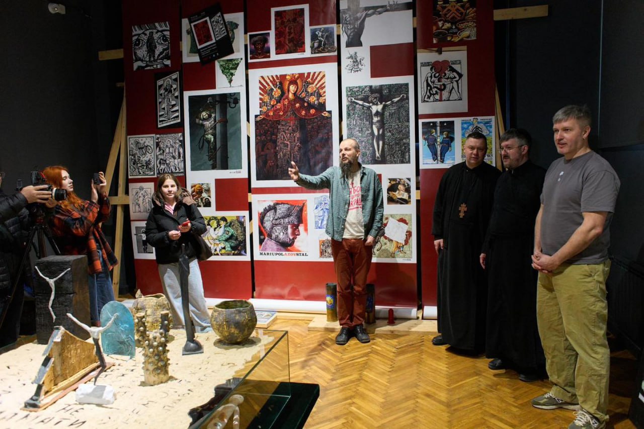 Военнослужащие НГУ организовали художественную выставку в тылу для сбора средств Военнослужащие НГУ организовали художественную выставку в тылу для сбора средств