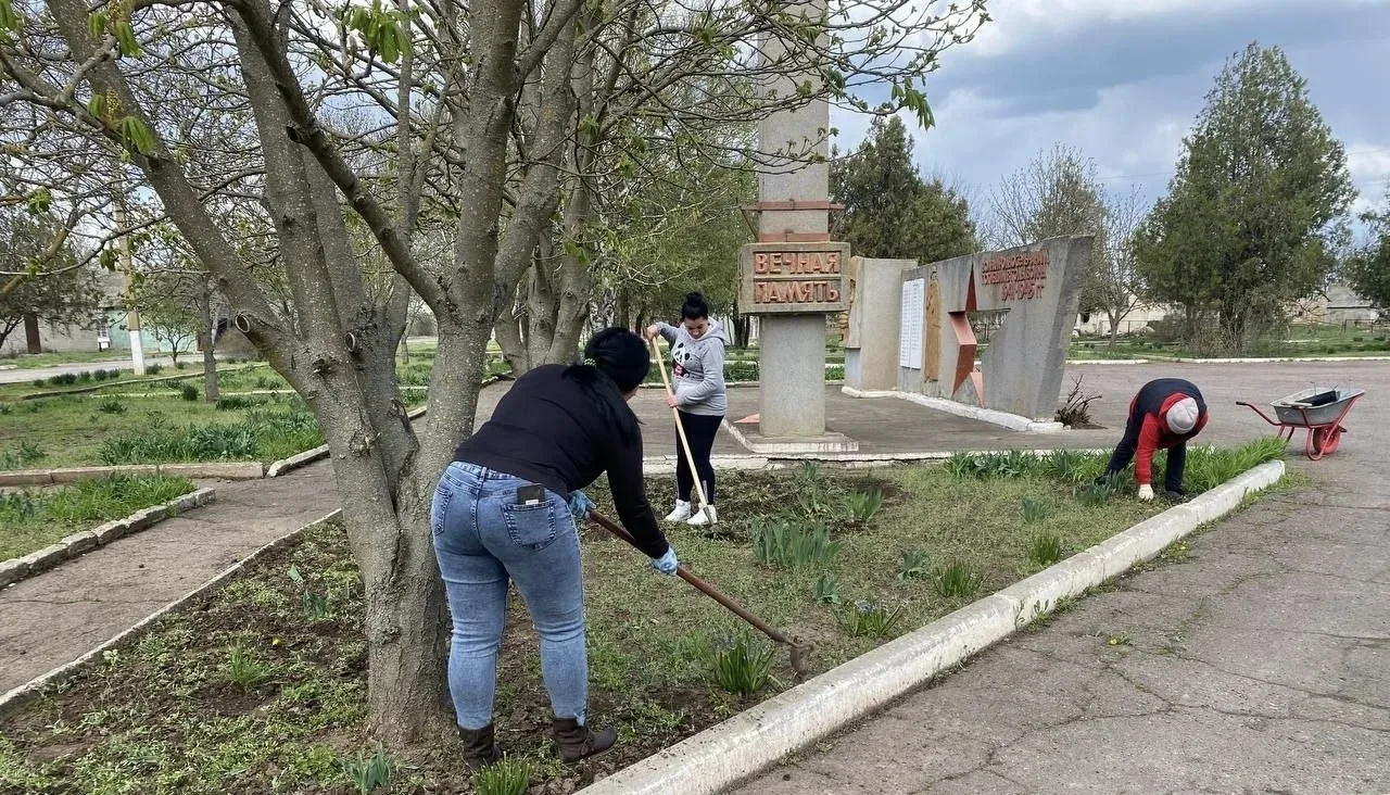 В селе Новокаменка прошел весенний субботник у мемориала воинской славы В селе Новокаменка прошел весенний субботник у мемориала воинской славы