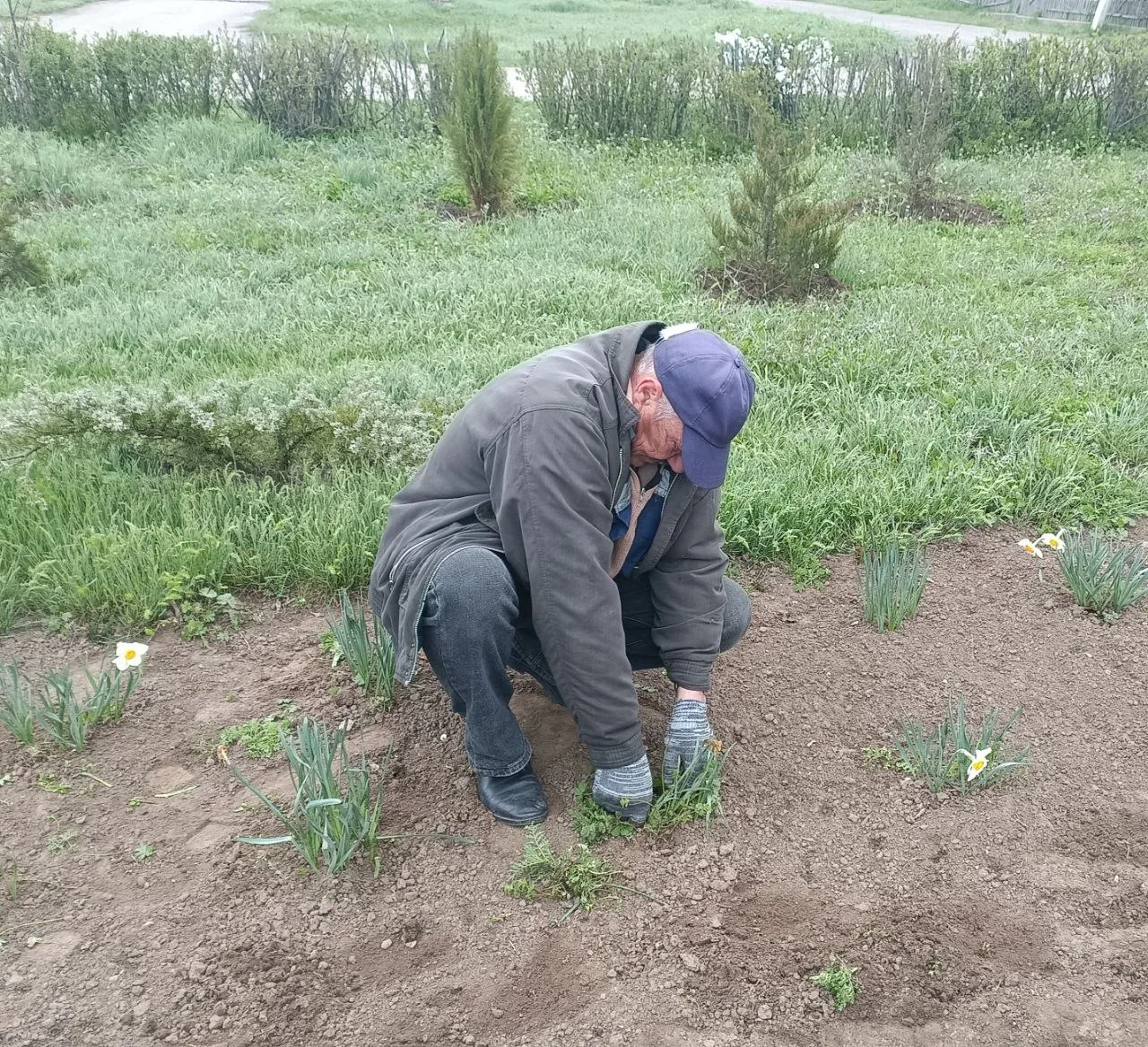 Работники культуры села Богдановка провели уборку у памятника погибшему земляку, герою специальной военной операции Работники культуры села Богдановка провели уборку у памятника погибшему земляку, герою специальной военной операции