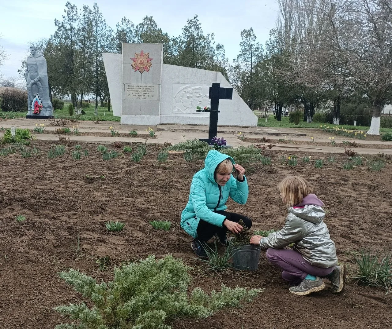 Работники культуры села Богдановка провели уборку у памятника погибшему земляку, герою специальной военной операции Работники культуры села Богдановка провели уборку у памятника погибшему земляку, герою специальной военной операции