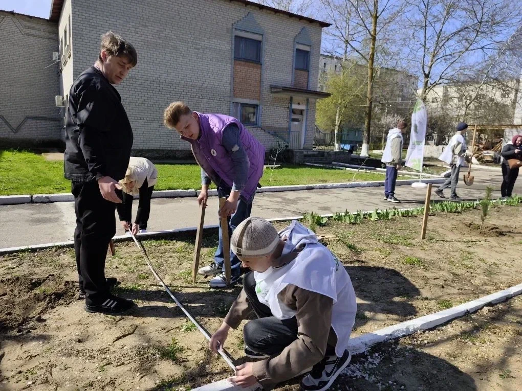 На территории Алёшкинского детского дома-интерната высадили памятные деревья в рамках акции «Сад памяти» На территории Алёшкинского детского дома-интерната высадили памятные деревья в рамках акции «Сад памяти»