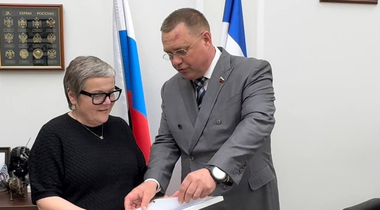 Игорь Кастюкевич: В Совете Федерации исполнил почетную и приятную миссию: от лица и по поручению Председателя Совета Федерации Валентины Ивановны Матвиенко вручил высокую награду Председателю Херсонской областной Думы... Игорь Кастюкевич: В Совете Федерации исполнил почетную и приятную миссию: от лица и по поручению Председателя Совета Федерации Валентины Ивановны Матвиенко вручил высокую награду Председателю Херсонской областной Думы...