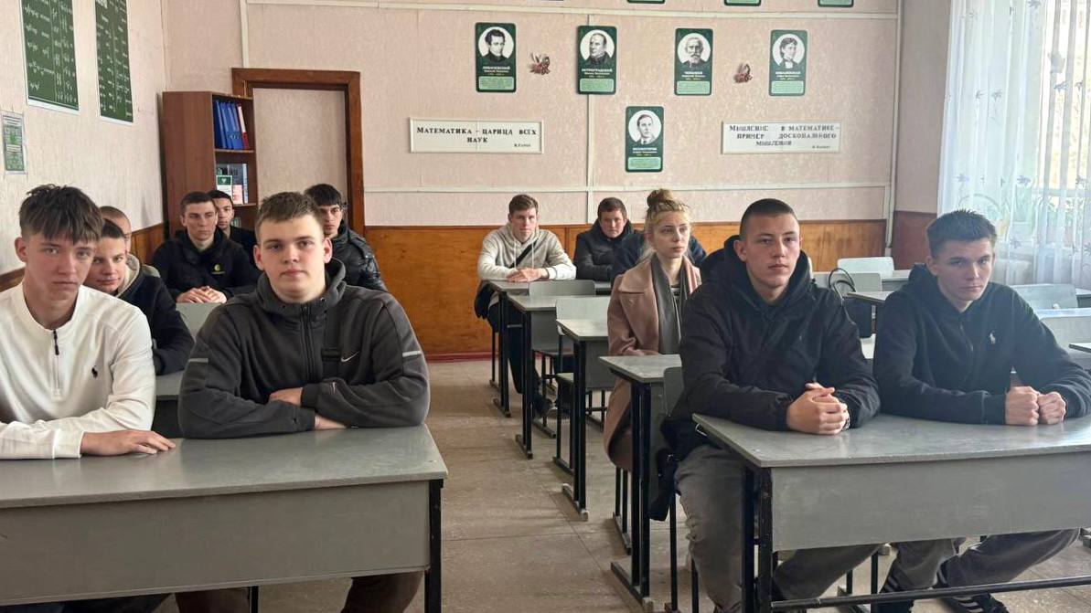 В Геническом техникуме сферы обслуживания прошла встреча со студентами