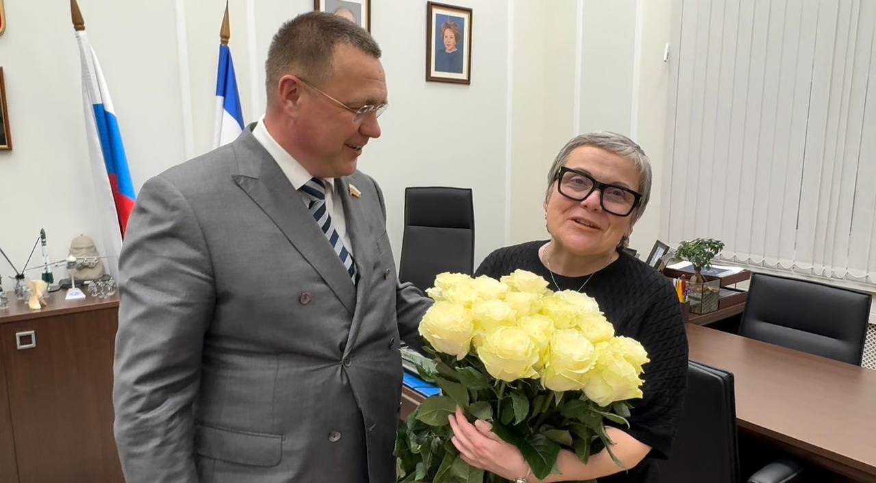 Игорь Кастюкевич: В Совете Федерации исполнил почетную и приятную миссию: от лица и по поручению Председателя Совета Федерации Валентины Ивановны Матвиенко вручил высокую награду Председателю Херсонской областной Думы... Игорь Кастюкевич: В Совете Федерации исполнил почетную и приятную миссию: от лица и по поручению Председателя Совета Федерации Валентины Ивановны Матвиенко вручил высокую награду Председателю Херсонской областной Думы...