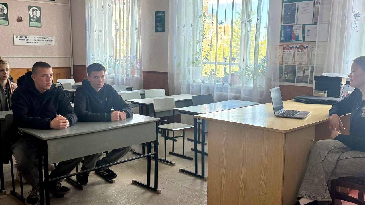 В Геническом техникуме сферы обслуживания прошла встреча со студентами В Геническом техникуме сферы обслуживания прошла встреча со студентами