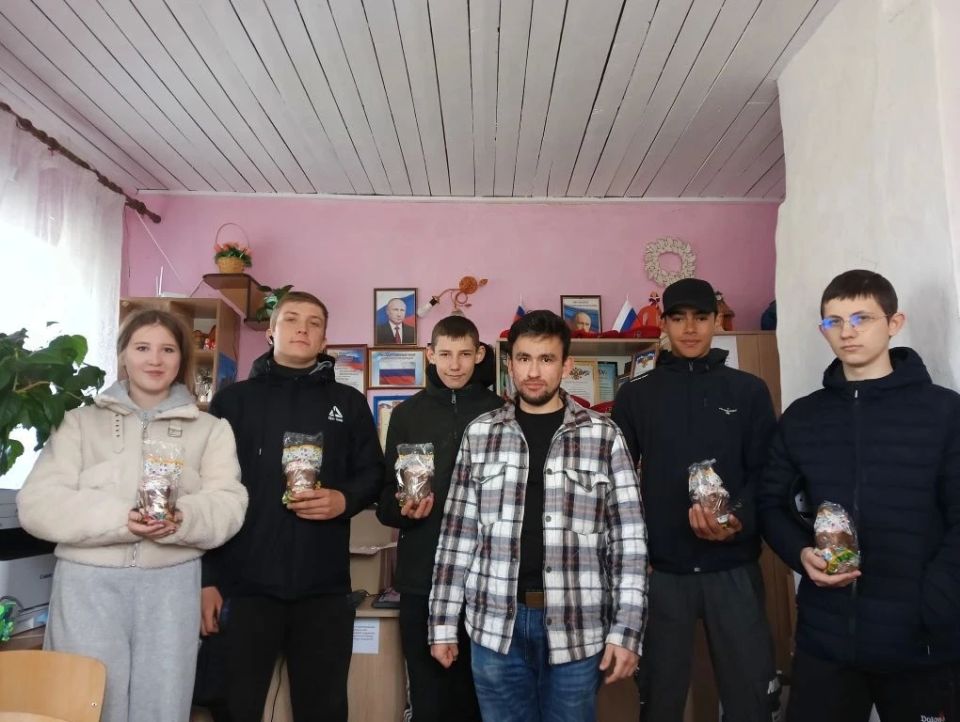 Накануне Светлого Христова Воскресения сотрудниками отдела образования и молодежи администрации Каховского МО были переданы пасхальные гостинцы нашим защитникам прямо на постах и ребятам- активистам каховских молодежных... Накануне Светлого Христова Воскресения сотрудниками отдела образования и молодежи администрации Каховского МО были переданы пасхальные гостинцы нашим защитникам прямо на постах и ребятам- активистам каховских молодежных...