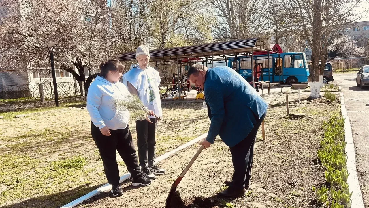На территории Алёшкинского детского дома-интерната высадили памятные деревья в рамках акции «Сад памяти» На территории Алёшкинского детского дома-интерната высадили памятные деревья в рамках акции «Сад памяти»