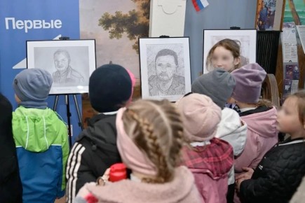 В Геническе открылась передвижная выставка «Герои освобожденной Херсонщины»